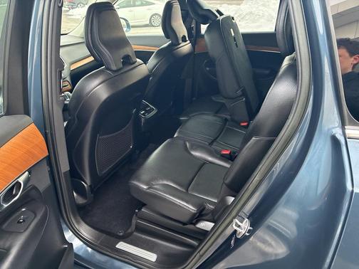 2023 Volvo XC90 B5 Plus