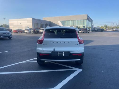 2025 Volvo XC40 B5 Plus Bright Theme