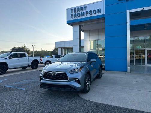 Moon Dust 2024 Toyota Highlander XLE