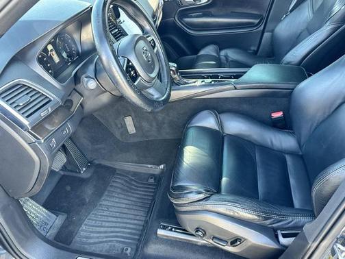 2018 Volvo XC90 T6 Momentum