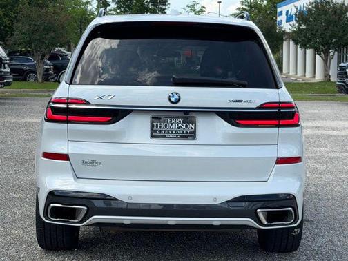 Mineral White Metallic 2023 BMW X7 xDrive40i
