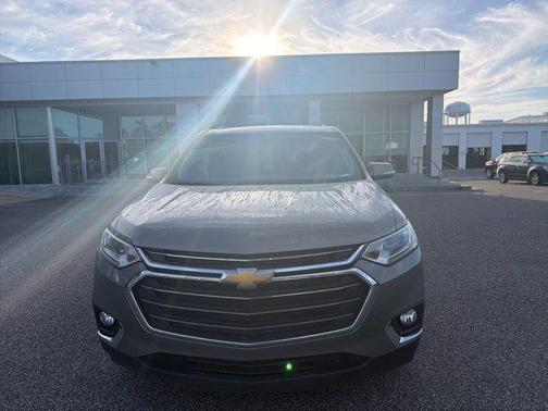 Pepperdust Metallic 2018 Chevrolet Traverse LT Cloth