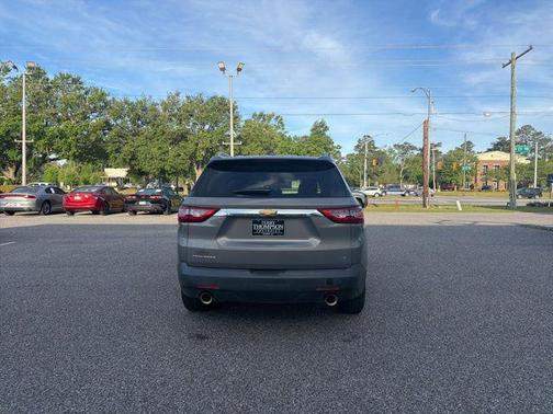 Pepperdust Metallic 2018 Chevrolet Traverse LT Cloth