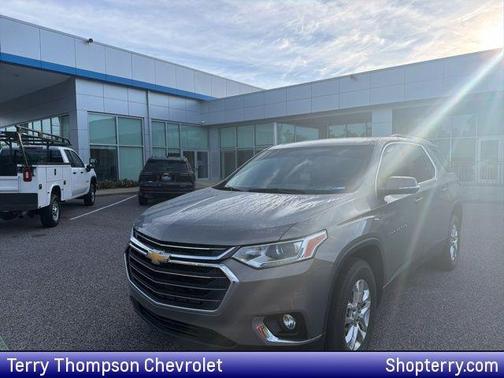 Pepperdust Metallic 2018 Chevrolet Traverse LT Cloth
