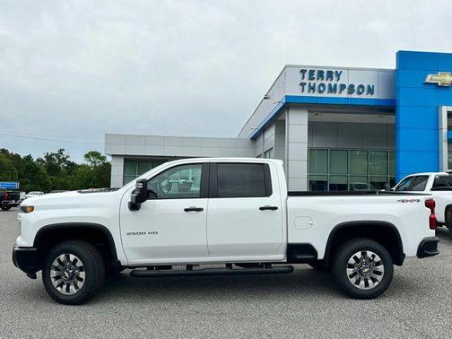 Summit White 2026 Chevrolet Silverado 2500 Custom