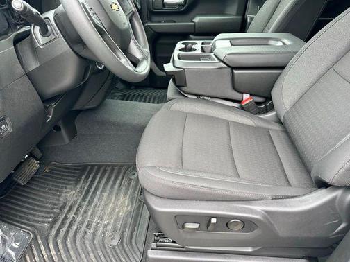 Summit White 2026 Chevrolet Silverado 2500 Custom