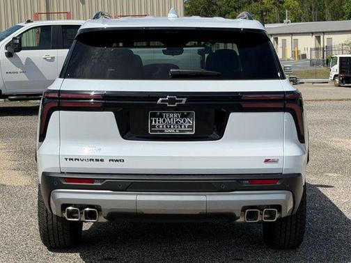 Polar White Tricoat 2026 Chevrolet Traverse AWD Z71