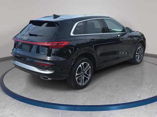 Mythos Black Metallic 2026 Audi Q5 Premium TFSI quattro S tronic