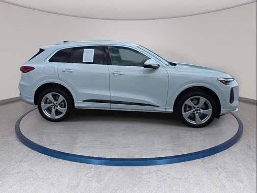 Glacier White Metallic 2025 Audi Q5 Premium Plus TFSI quattro S tronic