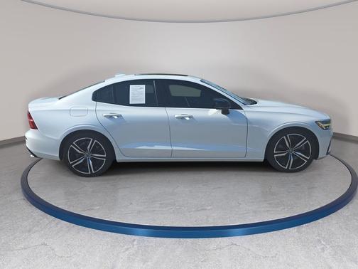 Crystal White Pearl Metallic 2019 Volvo S60 T6 R-Design
