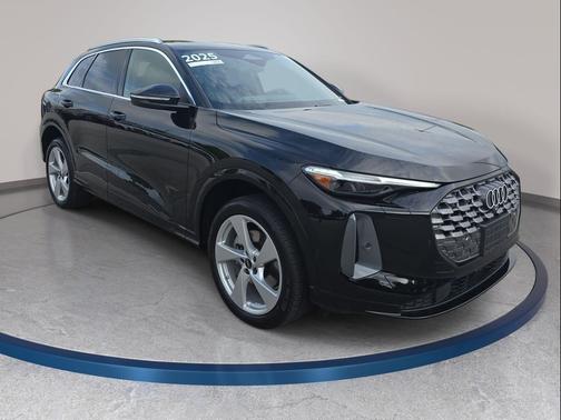 Mythos Black Metallic 2025 Audi Q5 Premium Plus TFSI quattro S tronic
