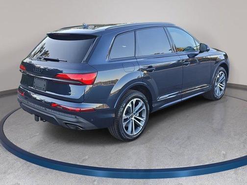 Waitomo Blue Metallic 2026 Audi Q7 45 Premium Plus