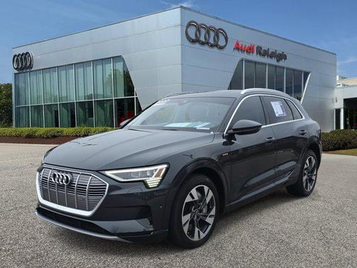 2022 Audi e-tron Premium Plus