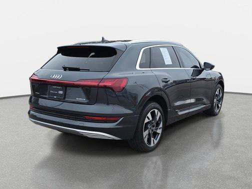2022 Audi e-tron Premium Plus