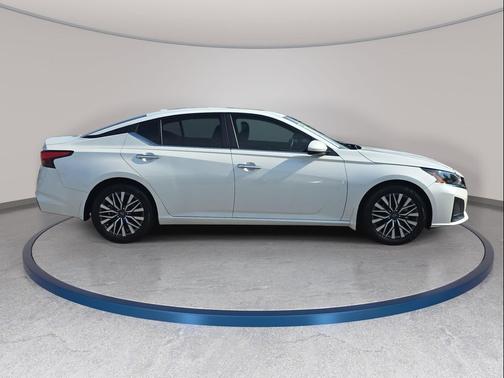 Pearl White Tricoat 2024 Nissan Altima 2.5 SV