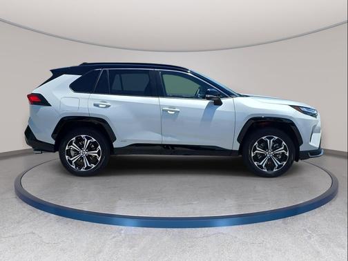 Wind Chill Pearl/Midnight Black Metallic 2025 Toyota RAV4 Hybrid SE