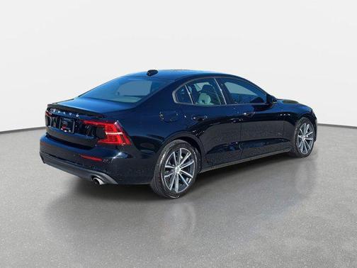 2021 Volvo S60 T5 Momentum