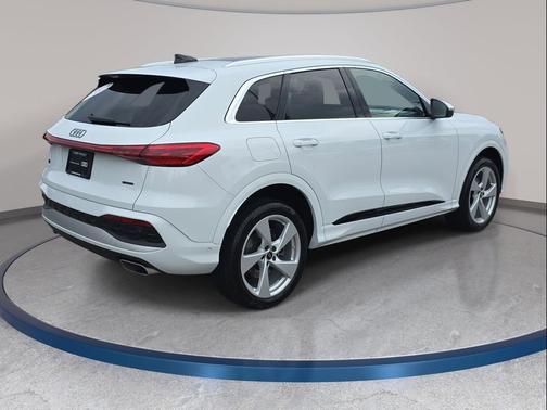 Glacier White Metallic 2025 Audi Q5 Premium Plus TFSI quattro S tronic