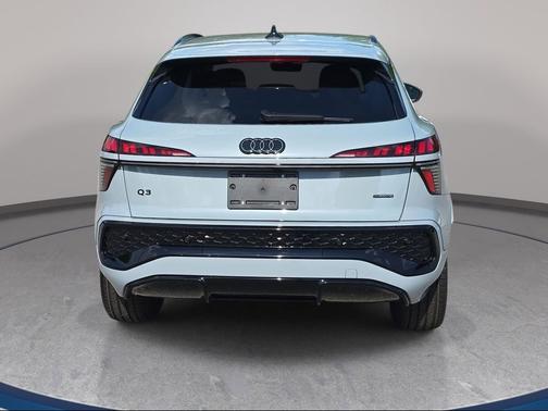 Arrow Gray Pearl Effect 2026 Audi Q3 TFSI quattro S tronic