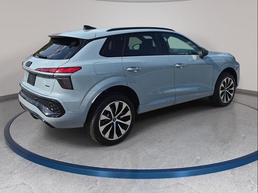 Arrow Gray Pearl Effect 2026 Audi Q3 TFSI quattro S tronic