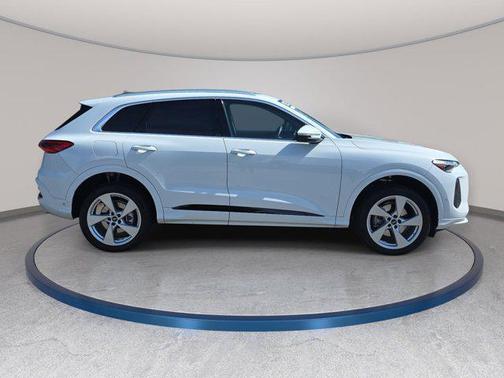 Glacier White Metallic 2025 Audi Q5 Premium Plus TFSI quattro S tronic