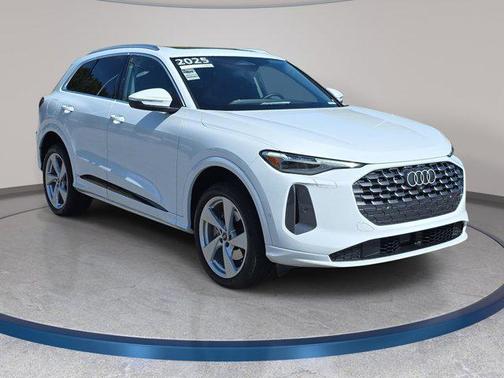Glacier White Metallic 2025 Audi Q5 Premium Plus TFSI quattro S tronic