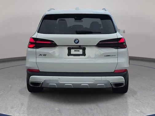 Alpine White 2025 BMW X5 PHEV xDrive50e