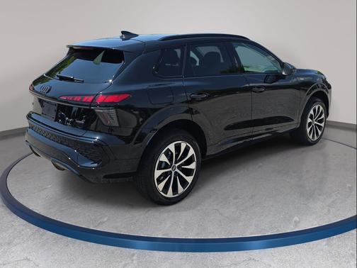 Mythos Black Metallic 2026 Audi Q3 TFSI quattro S tronic