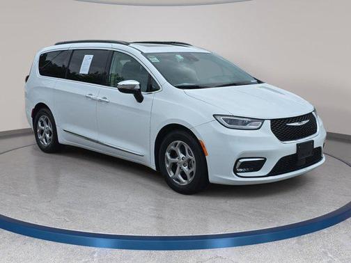 Bright White Clearcoat 2023 Chrysler Pacifica Limited