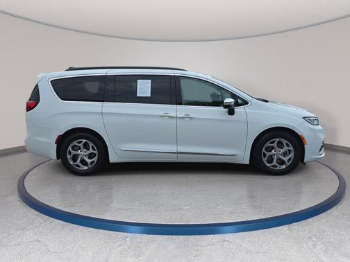 Bright White Clearcoat 2023 Chrysler Pacifica Limited
