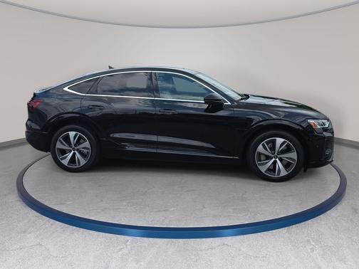 Mythos Black Metallic 2024 Audi Q8 e-tron Premium Plus