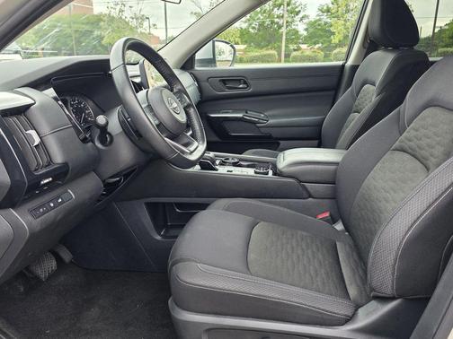 Brilliant Silver Metallic 2025 Nissan Pathfinder SV 4WD