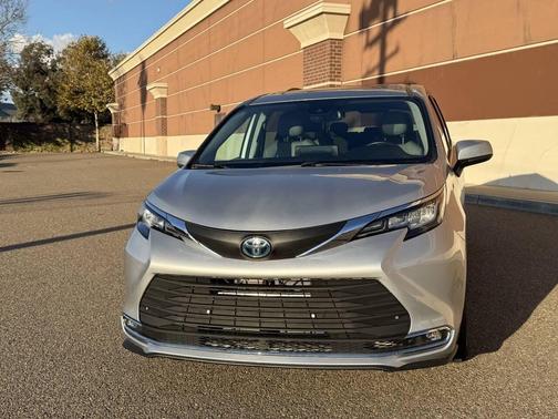 2021 Toyota Sienna XLE 8 Passenger