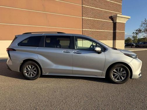 2021 Toyota Sienna XLE 8 Passenger