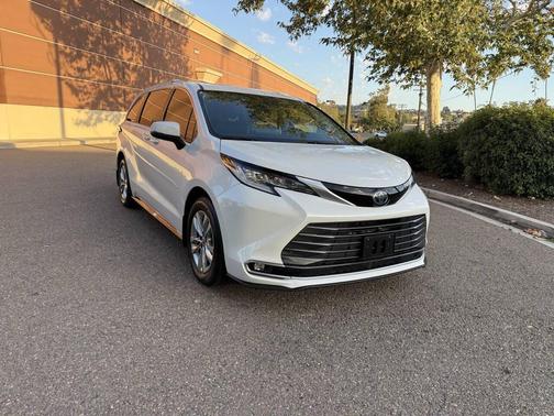 White 2023 Toyota Sienna Limited