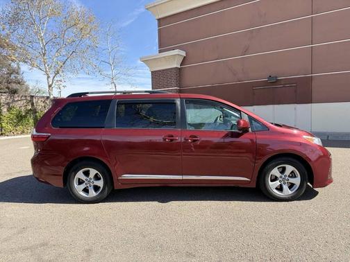 2020 Toyota Sienna LE