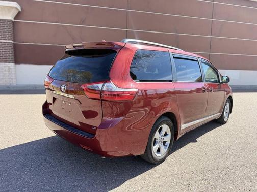 2020 Toyota Sienna LE