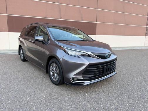 2021 Toyota Sienna XLE 8 Passenger