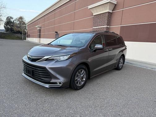 2021 Toyota Sienna XLE 8 Passenger