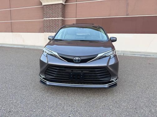 2021 Toyota Sienna XLE 8 Passenger