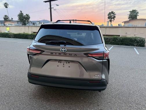 2021 Toyota Sienna XLE 8 Passenger