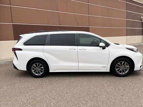 2021 Toyota Sienna LE
