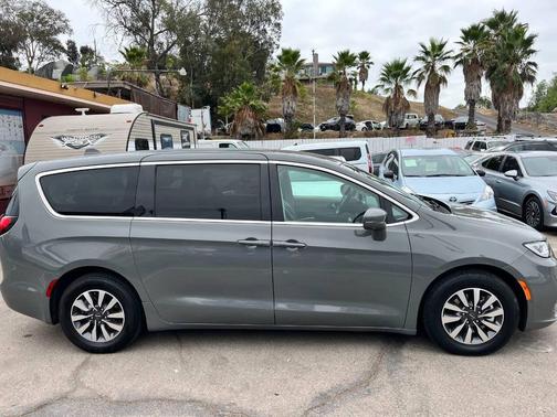 2022 Chrysler Pacifica Hybrid Touring L