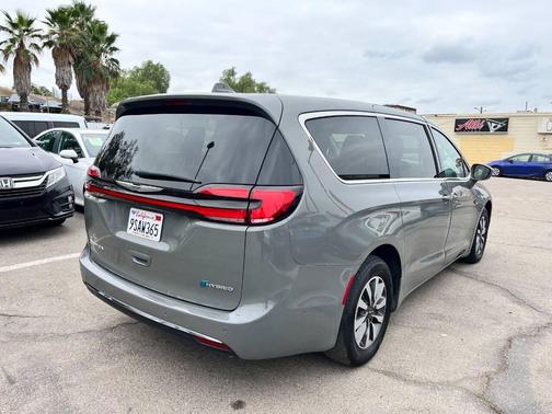 2022 Chrysler Pacifica Hybrid Touring L