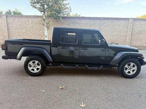 2023 Jeep Gladiator Sport