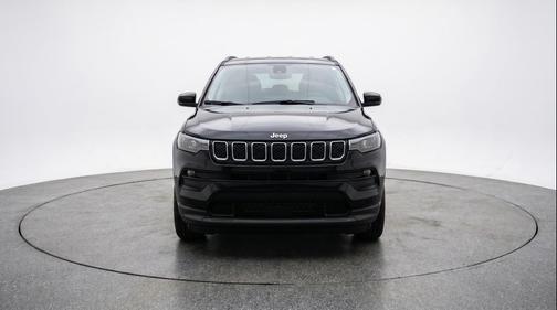 Diamond Black Crystal Pearlcoat 2025 Jeep Compass Latitude