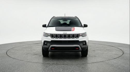 Silver Zynith Metallic Clearcoat 2025 Jeep Compass Trailhawk
