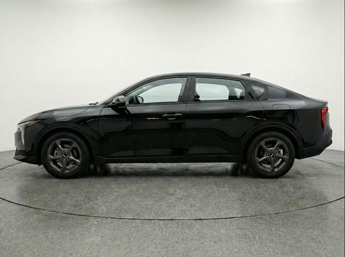 Aurora Black Pearl 2025 Kia K4 LXS
