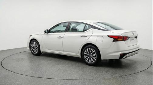 Glacier White 2025 Nissan Altima SV FWD
