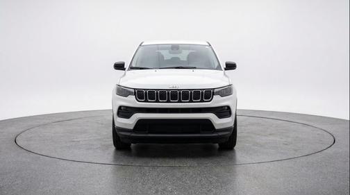 Bright White Clearcoat 2025 Jeep Compass Latitude